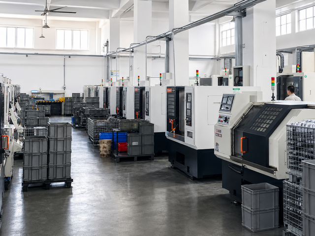 Productieruimte voor ventilatorkoppelingen met afgewerkte onderdelen en CNC-bewerkingsapparatuur