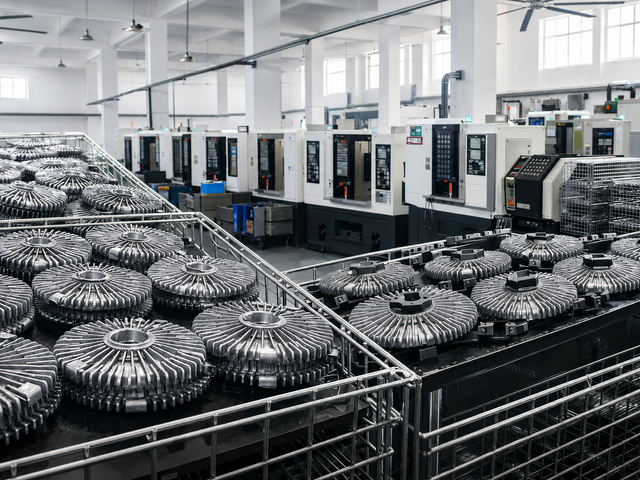 Productiewerkplaats voor ventilatorkoppelingen met bewerkingsapparatuur en georganiseerde onderdelenopslag