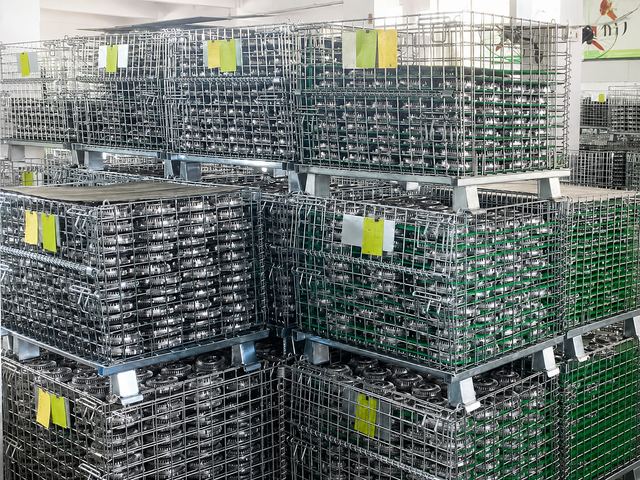 Bulkventilatorkoppelingscomponenten opgeslagen in metalen manden voor de productie van zware onderdelen